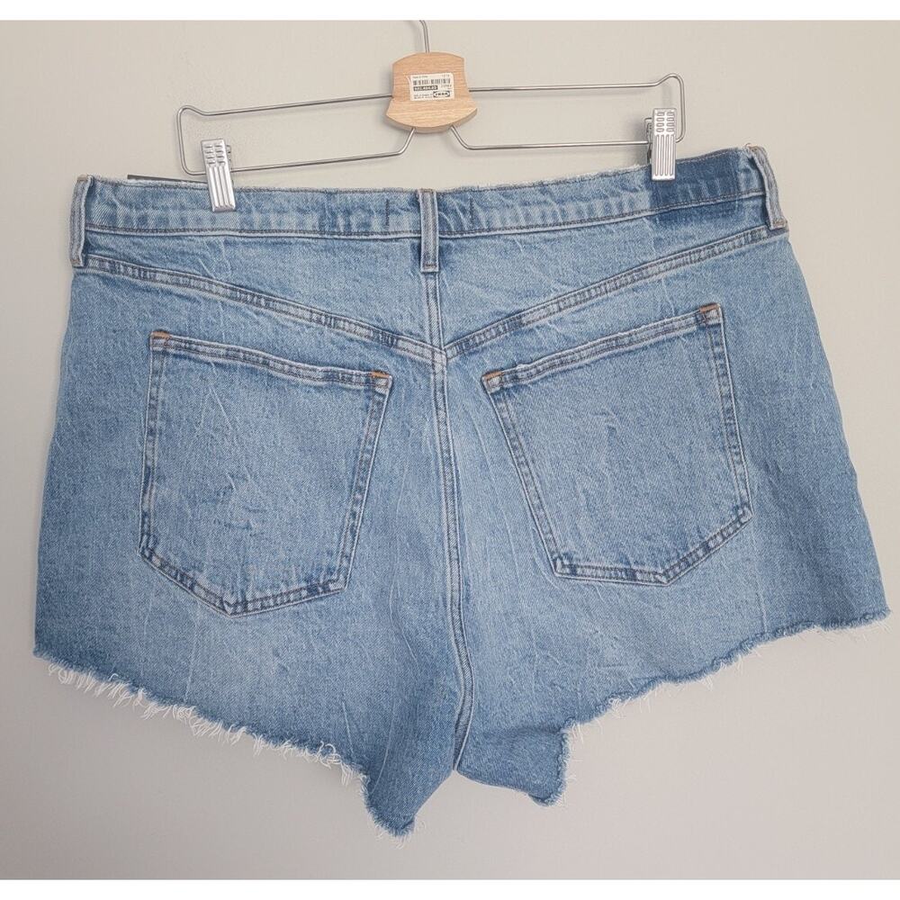 NWT Abercrombie Fitch Mom Shorts High Rise Womens 34/18 Raw Hem Denim - Picture 2 of 10